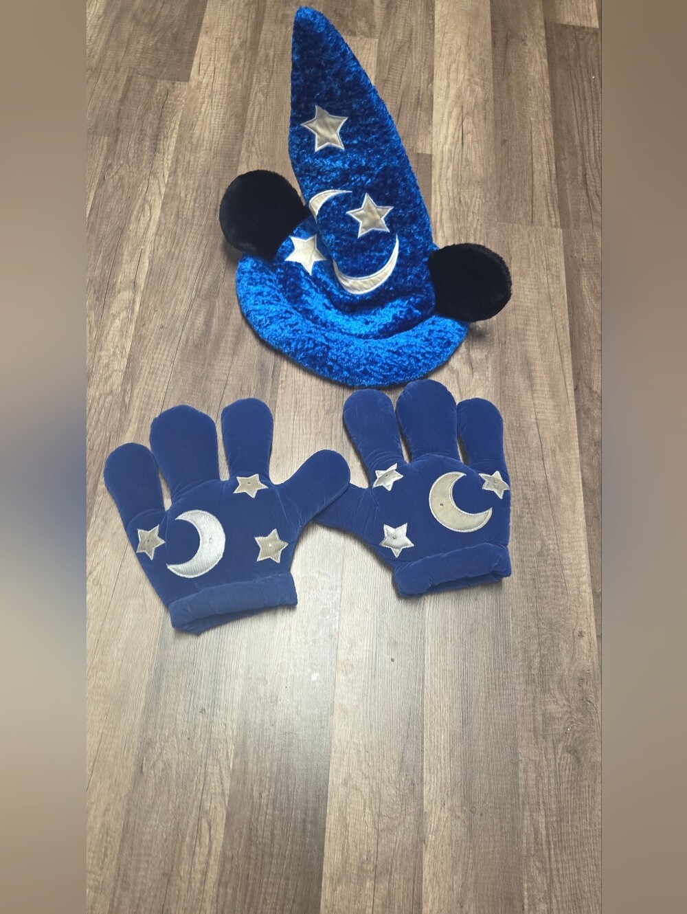 Disney Parks Sorcerer Mickey Mouse wizard hat an Fantasia Sorcerer Mickey Mouse